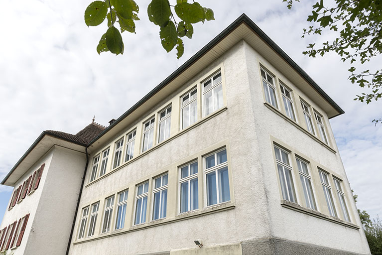 Usine : façades antérieure et latérale droite, vues en contre-plongée. © Sonia Dourlot / Région Bourgogne-Franche-Comté, Inventaire du patrimoine - 2019