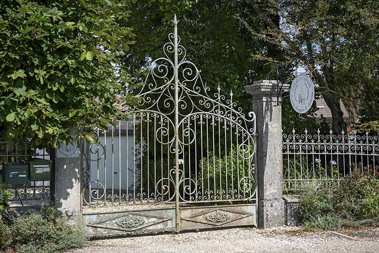 Clôture : grille et porte. © Sonia Dourlot / Région Bourgogne-Franche-Comté, Inventaire du patrimoine - 2019