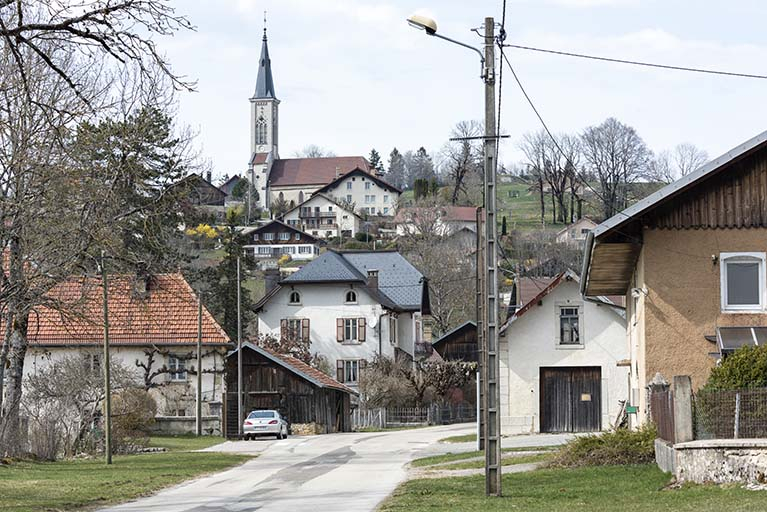 Vue d'ensemble éloignée, depuis le sud. © Sonia Dourlot / Région Bourgogne-Franche-Comté, Inventaire du patrimoine - 2019