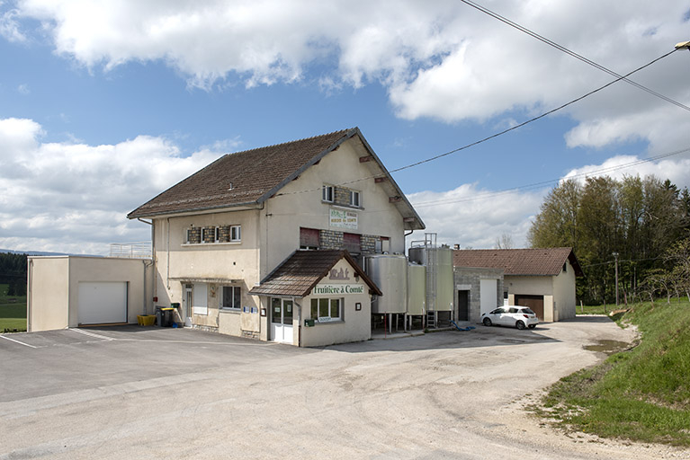 Façades antérieure et latérale gauche. © Sonia Dourlot / Région Bourgogne-Franche-Comté, Inventaire du patrimoine - 2019