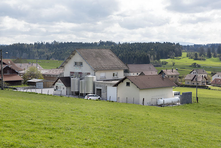 Vue d'ensemble, depuis l'ouest (façades antérieure et latérale droite). © Sonia Dourlot / Région Bourgogne-Franche-Comté, Inventaire du patrimoine - 2019