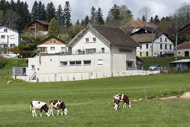 Vue d'ensemble, depuis l'est (façades postérieure et latérale gauche). © Sonia Dourlot / Région Bourgogne-Franche-Comté, Inventaire du patrimoine - 2019