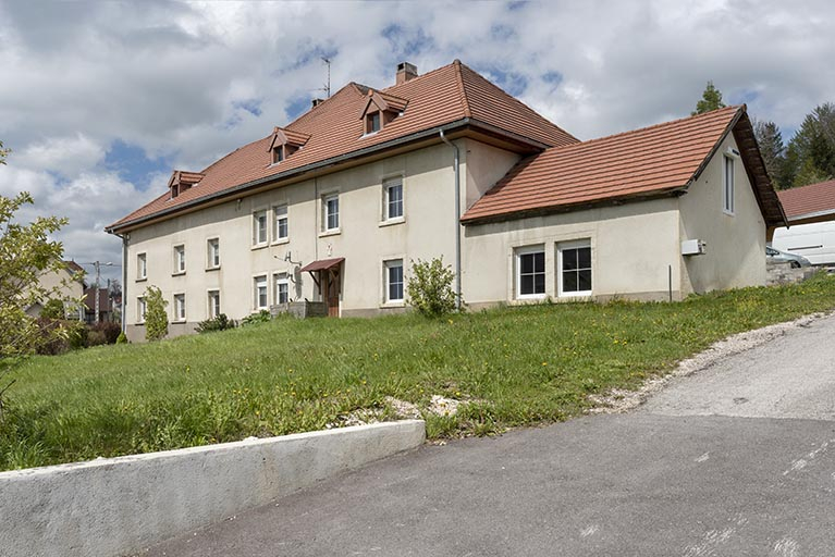 Façade antérieure, de trois quarts droite. © Sonia Dourlot / Région Bourgogne-Franche-Comté, Inventaire du patrimoine - 2019