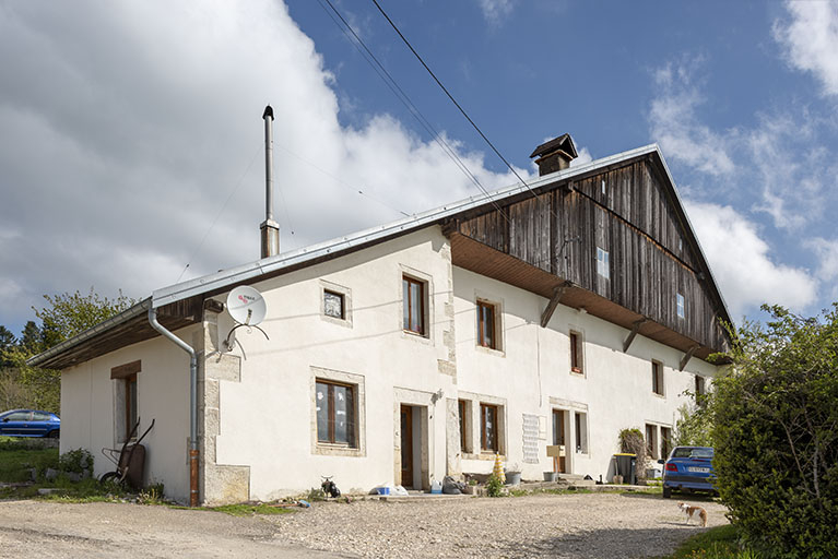 Façade antérieure, de trois quarts gauche. La forge occupait l'extension à gauche. © Sonia Dourlot / Région Bourgogne-Franche-Comté, Inventaire du patrimoine - 2019 Façade antérieure, de trois quarts gauche. La forge occupait l'extension à gauche. © Sonia Dourlot / Région Bourgogne-Franche-Comté, Inventaire du patrimoine - 2019