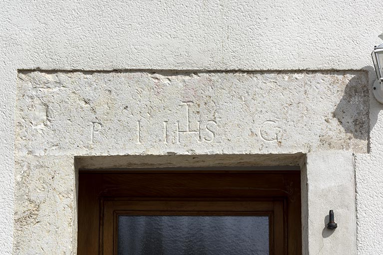 Linteau avec initiales et IHS. © Sonia Dourlot / Région Bourgogne-Franche-Comté, Inventaire du patrimoine - 2019 Linteau avec initiales et IHS. © Sonia Dourlot / Région Bourgogne-Franche-Comté, Inventaire du patrimoine - 2019