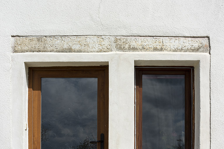 Linteau avec sentence gravée. © Sonia Dourlot / Région Bourgogne-Franche-Comté, Inventaire du patrimoine - 2019 Linteau avec sentence gravée. © Sonia Dourlot / Région Bourgogne-Franche-Comté, Inventaire du patrimoine - 2019
