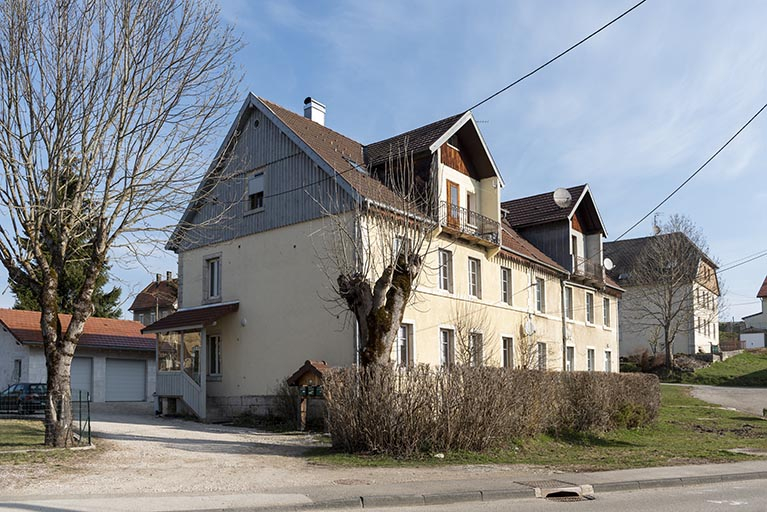 Façade antérieure, de trois quarts gauche. © Sonia Dourlot / Région Bourgogne-Franche-Comté, Inventaire du patrimoine - 2019