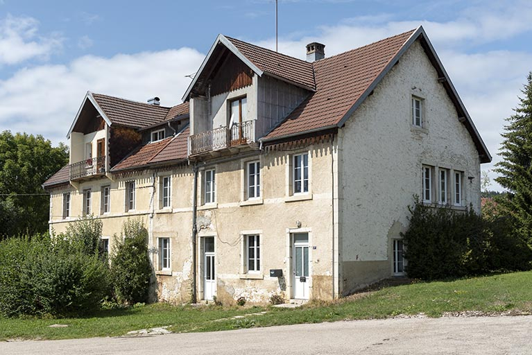 Façade antérieure, de trois quarts droite. © Sonia Dourlot / Région Bourgogne-Franche-Comté, Inventaire du patrimoine - 2019