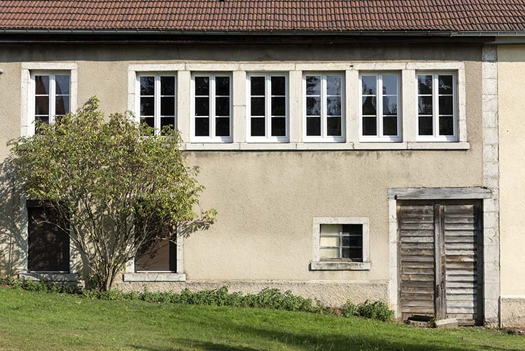 Façade postérieure : fenêtres multiples. © Sonia Dourlot / Région Bourgogne-Franche-Comté, Inventaire du patrimoine - 2019