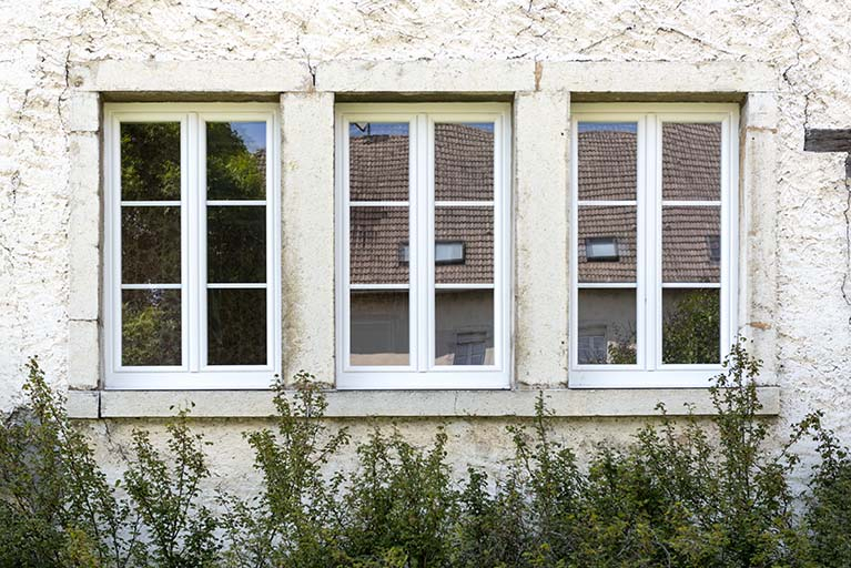 Façade latérale droite : fenêtres multiples. © Sonia Dourlot / Région Bourgogne-Franche-Comté, Inventaire du patrimoine - 2019