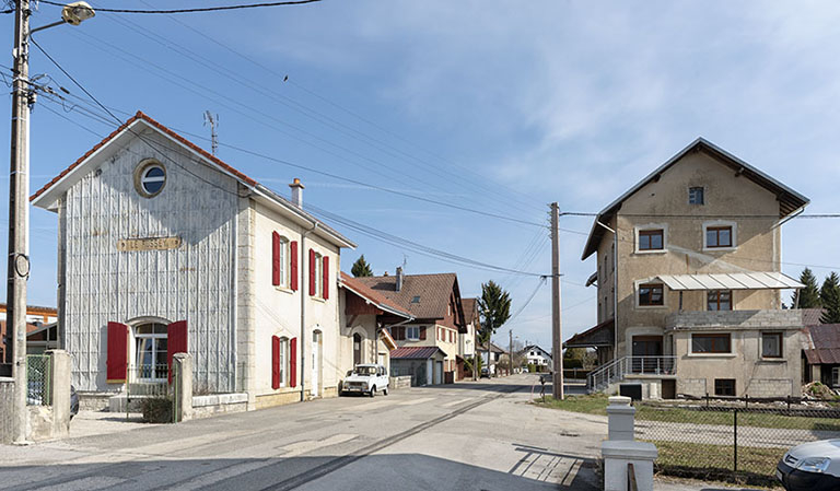 Vue d'ensemble depuis le sud, avec l'ancienne gare à gauche. © Sonia Dourlot / Région Bourgogne-Franche-Comté, Inventaire du patrimoine - 2019