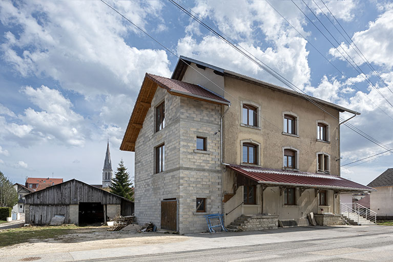 Façades antérieure et latérale gauche. © Sonia Dourlot / Région Bourgogne-Franche-Comté, Inventaire du patrimoine - 2019