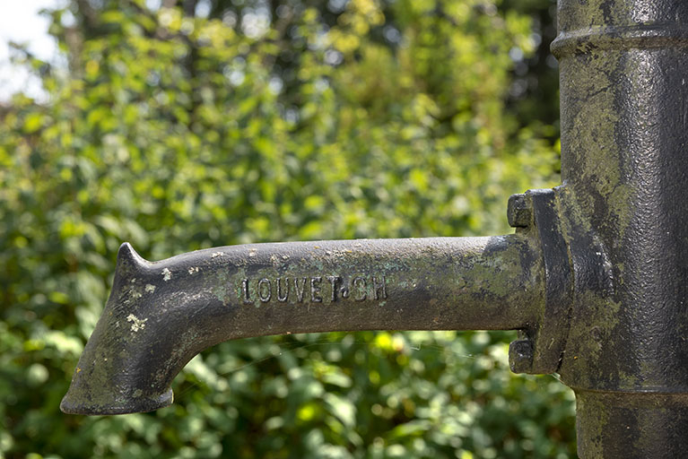 Pompe Louvet, à Maîche : inscription. © Sonia Dourlot / Région Bourgogne-Franche-Comté, Inventaire du patrimoine - 2019