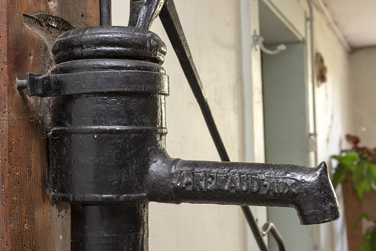 Intérieur : inscription sur la pompe Renaud. © Sonia Dourlot / Région Bourgogne-Franche-Comté, Inventaire du patrimoine - 2019