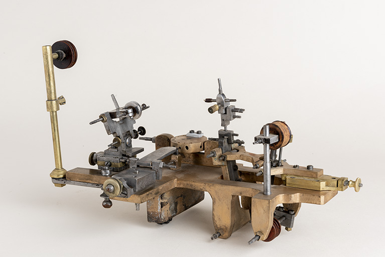 Machine à meuler et limer ("machine à passer les levées" pour la fabrication de l'échappement à cylindre), par Léon Girardin au Russey, 4e quart 19e siècle. © Sonia Dourlot / Région Bourgogne-Franche-Comté, Inventaire du patrimoine - 2019