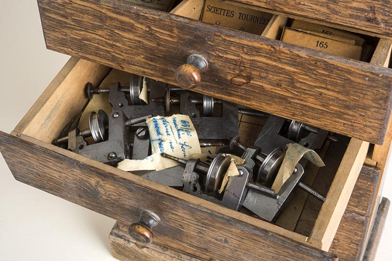 Meuble d'horloger : tiroir contenant des éléments de machines. © Sonia Dourlot / Région Bourgogne-Franche-Comté, Inventaire du patrimoine - 2019