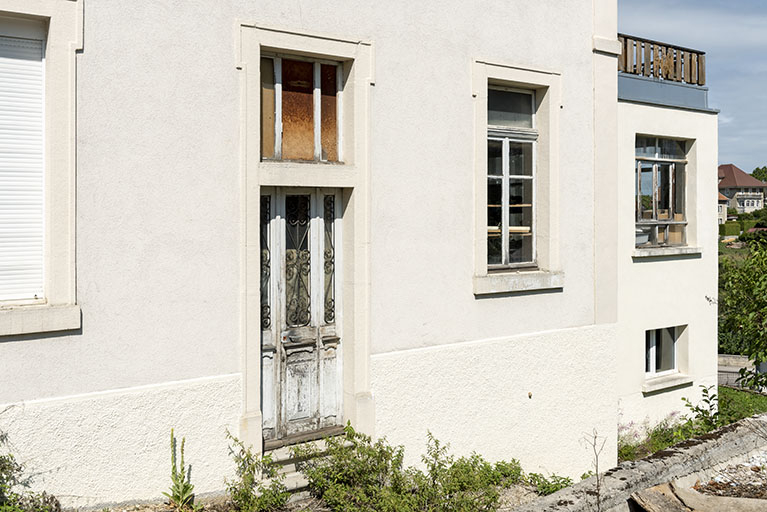 Façade latérale droite : baies du rez-de-chaussée. © Sonia Dourlot / Région Bourgogne-Franche-Comté, Inventaire du patrimoine - 2019