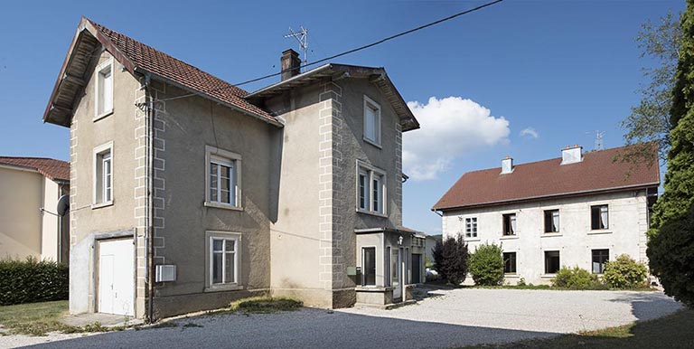 Logement de contremaître et maison, depuis l'est. © Sonia Dourlot / Région Bourgogne-Franche-Comté, Inventaire du patrimoine - 2019