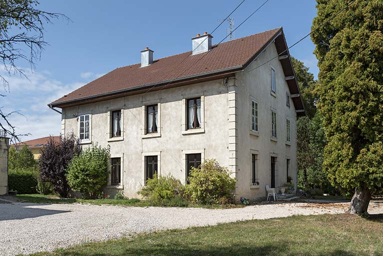 Maison : façade antérieure, de trois quarts droite. © Sonia Dourlot / Région Bourgogne-Franche-Comté, Inventaire du patrimoine - 2019
