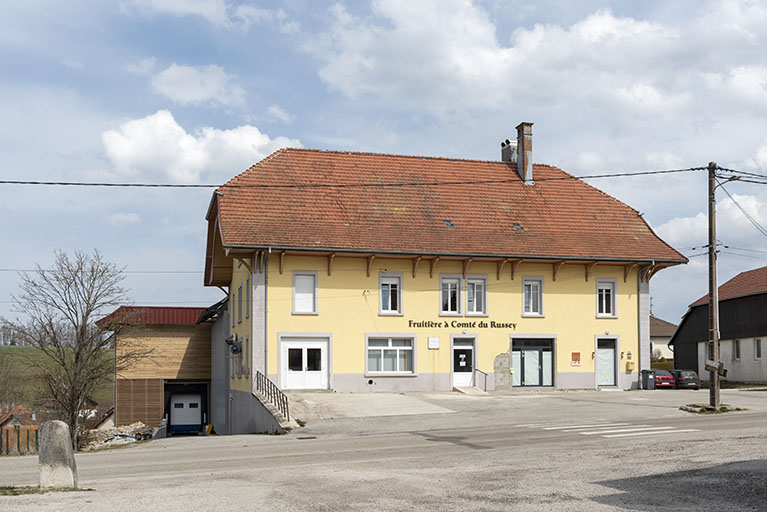 Façade antérieure, de trois quarts gauche. © Sonia Dourlot / Région Bourgogne-Franche-Comté, Inventaire du patrimoine - 2019