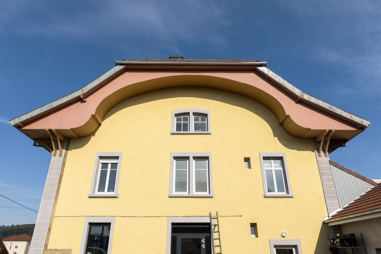Façade latérale droite, vue en contre-plongée. © Sonia Dourlot / Région Bourgogne-Franche-Comté, Inventaire du patrimoine - 2019