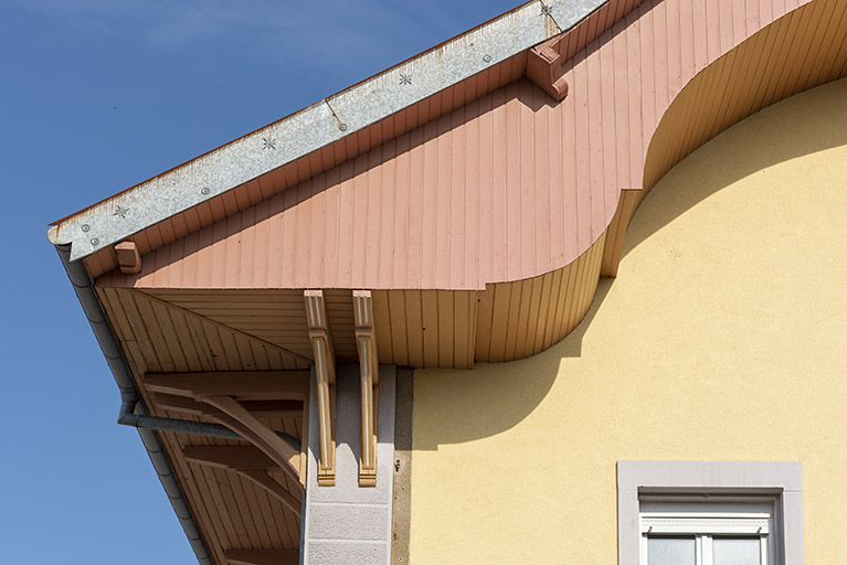 Façade latérale droite : détail de l'avant-toit et de ses consoles. © Sonia Dourlot / Région Bourgogne-Franche-Comté, Inventaire du patrimoine - 2019