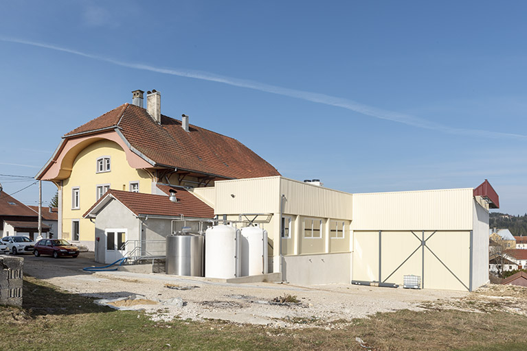 Façade latérale droite et extension, depuis l'est. © Sonia Dourlot / Région Bourgogne-Franche-Comté, Inventaire du patrimoine - 2019