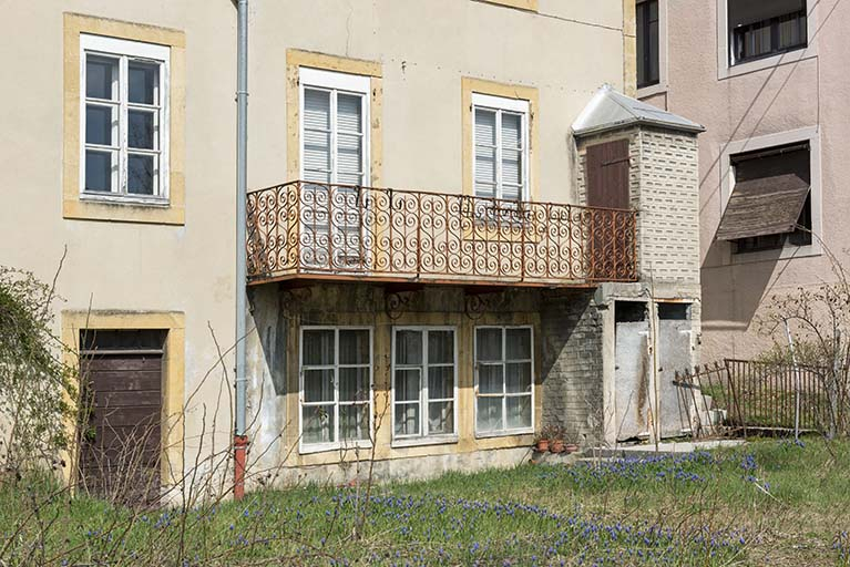 Façade postérieure en hiver : fenêtres multiples et balcon. © Sonia Dourlot / Région Bourgogne-Franche-Comté, Inventaire du patrimoine - 2019