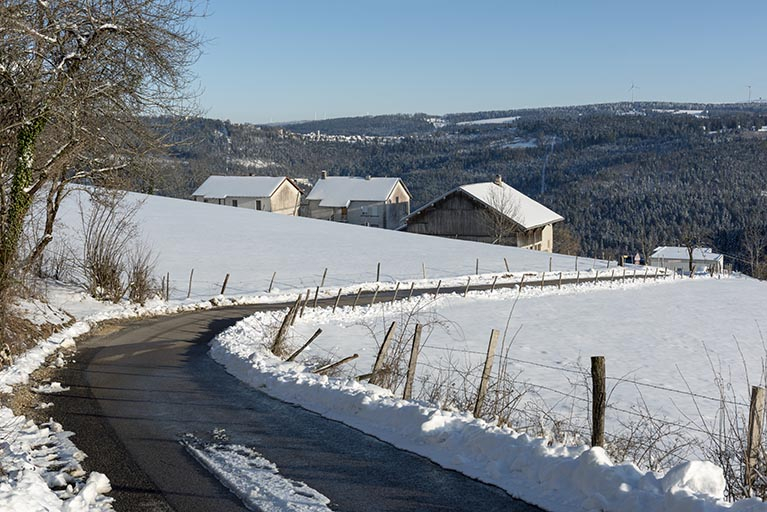 Vue d'ensemble du site en hiver, depuis le nord-ouest. © Sonia Dourlot / Région Bourgogne-Franche-Comté, Inventaire du patrimoine - 2019