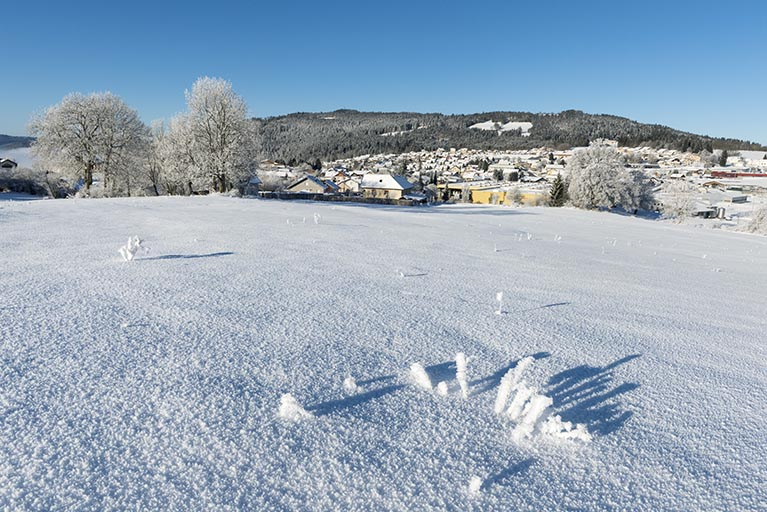 Vue d'ensemble éloignée du site, en hiver, depuis l'est. L'usine se distingue par sa couleur jaune. © Sonia Dourlot / Région Bourgogne-Franche-Comté, Inventaire du patrimoine - 2019