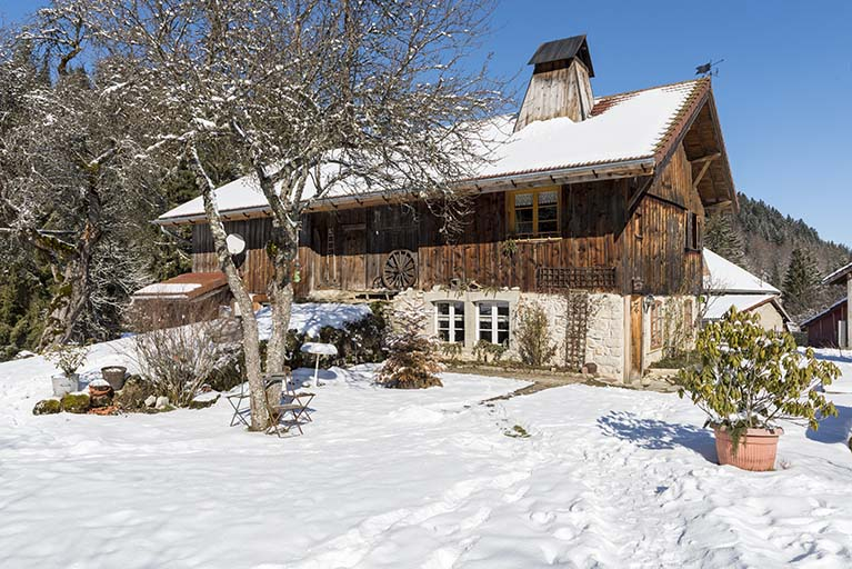 Façade latérale gauche, de trois quarts droite, en hiver. © Sonia Dourlot / Région Bourgogne-Franche-Comté, Inventaire du patrimoine - 2019 Façade latérale gauche, de trois quarts droite, en hiver. © Sonia Dourlot / Région Bourgogne-Franche-Comté, Inventaire du patrimoine - 2019