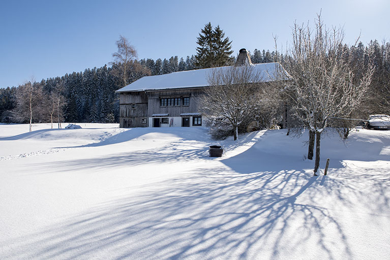 Façade nord, en hiver. © Sonia Dourlot / Région Bourgogne-Franche-Comté, Inventaire du patrimoine - 2019 Façade nord, en hiver. © Sonia Dourlot / Région Bourgogne-Franche-Comté, Inventaire du patrimoine - 2019