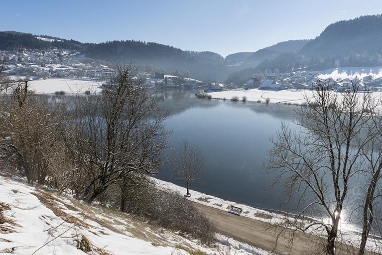 Vue d'ensemble des Pargots et du lac de Chaillexon, depuis le nord-ouest, en hiver. © Sonia Dourlot / Région Bourgogne-Franche-Comté, Inventaire du patrimoine - 2019 Vue d'ensemble des Pargots et du lac de Chaillexon, depuis le nord-ouest, en hiver. © Sonia Dourlot / Région Bourgogne-Franche-Comté, Inventaire du patrimoine - 2019