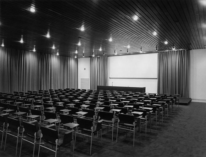[Intérieur de la salle de conférences], 1967 ? © Laurent Poupard / Région Bourgogne-Franche-Comté, Inventaire du patrimoine - 2019