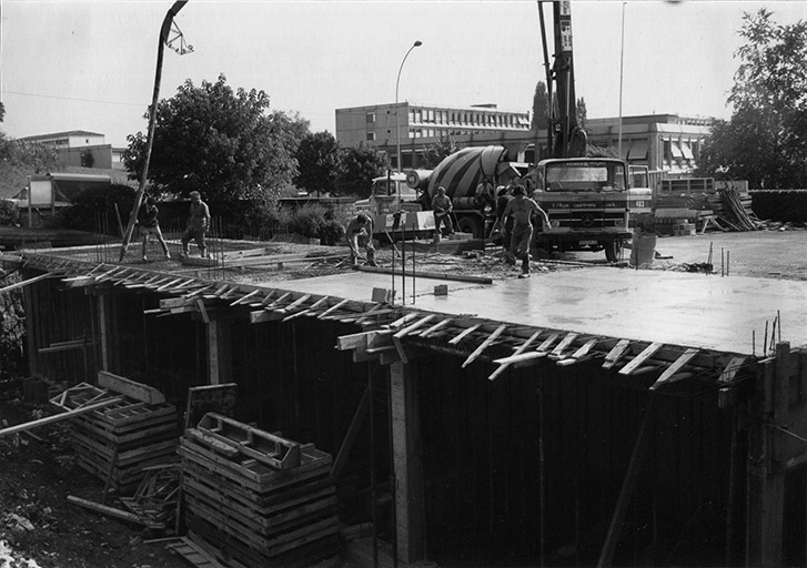[Construction du laboratoire de métrologie, rez-de-chaussée : coulage du plancher en béton], 1981. © Laurent Poupard / Région Bourgogne-Franche-Comté, Inventaire du patrimoine - 2019