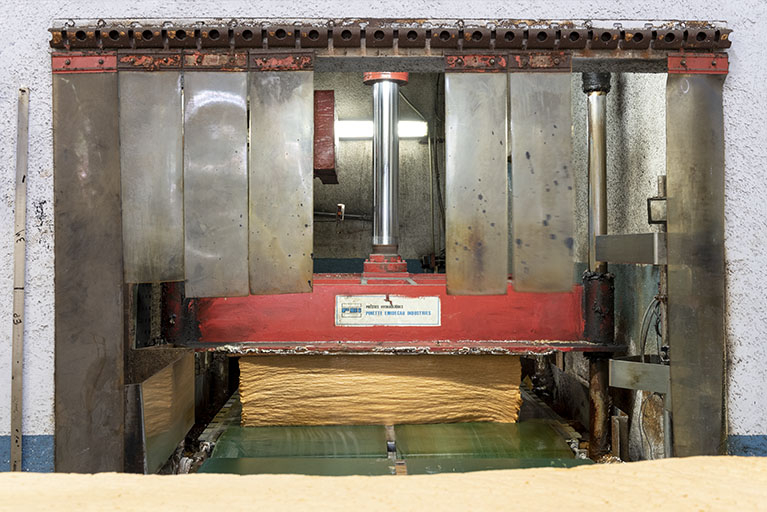 Fabrication : pressage du bloc. © Sonia Dourlot / Région Bourgogne-Franche-Comté, Inventaire du patrimoine - 2019