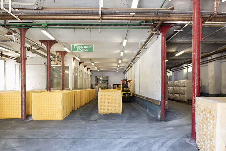 Fabrication : stockage temporaire des blocs juste démoulés. © Sonia Dourlot / Région Bourgogne-Franche-Comté, Inventaire du patrimoine - 2019