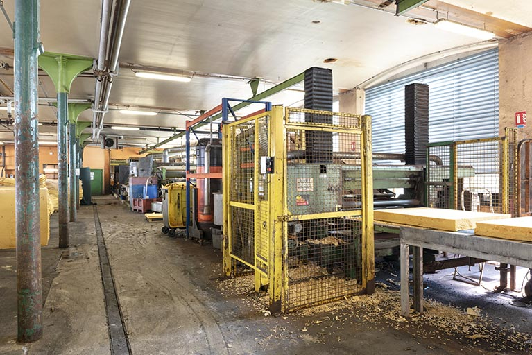 Fabrication : installation de découpe des blocs en plaques. © Sonia Dourlot / Région Bourgogne-Franche-Comté, Inventaire du patrimoine - 2019