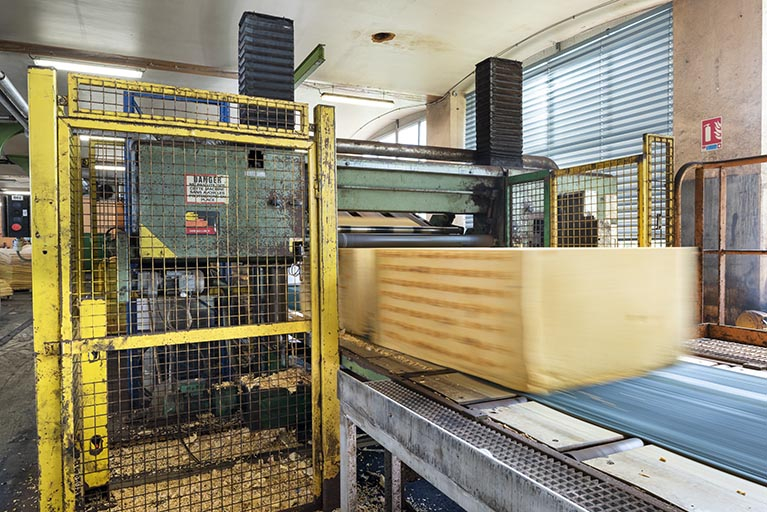 Fabrication : découpe d'un bloc en plaques. © Sonia Dourlot / Région Bourgogne-Franche-Comté, Inventaire du patrimoine - 2019