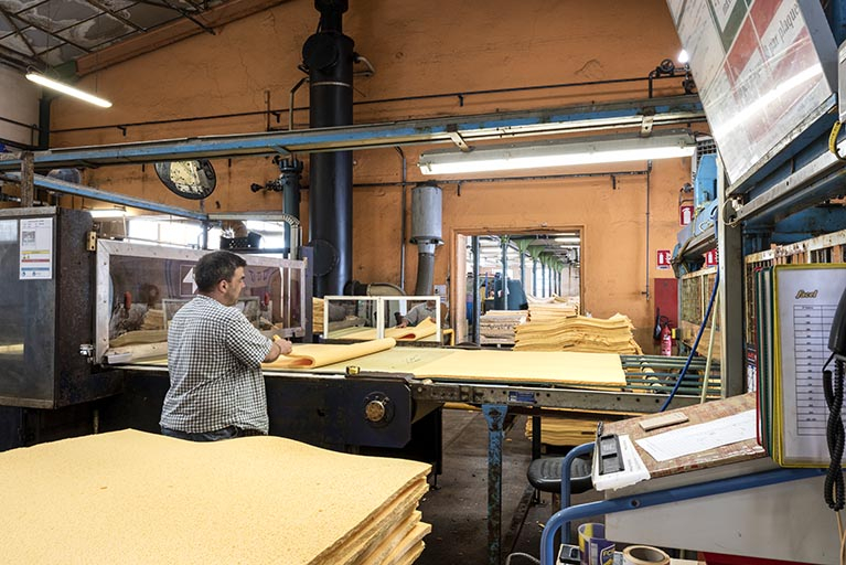 Fabrication : découpe et contrôle des plaques. © Sonia Dourlot / Région Bourgogne-Franche-Comté, Inventaire du patrimoine - 2019