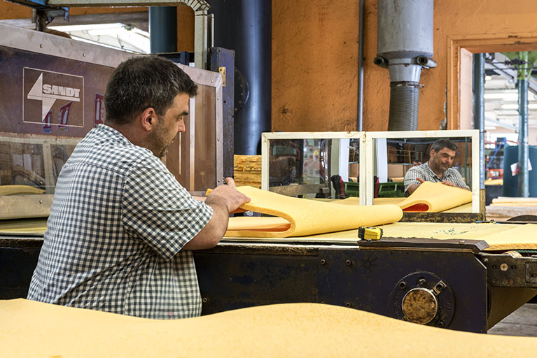 Fabrication : contrôle des plaques. © Sonia Dourlot / Région Bourgogne-Franche-Comté, Inventaire du patrimoine - 2019