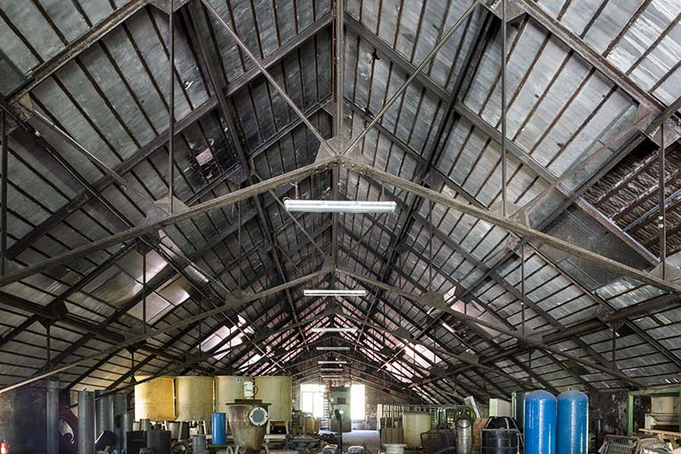 Atelier de fabrication (ancienne tréfilerie) : charpente métallique. © Sonia Dourlot / Région Bourgogne-Franche-Comté, Inventaire du patrimoine - 2019
