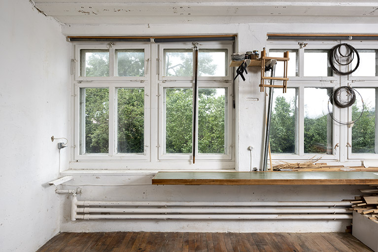 Usine, atelier : fenêtres horlogères, établi et chauffage. © Sonia Dourlot / Région Bourgogne-Franche-Comté, Inventaire du patrimoine - 2019