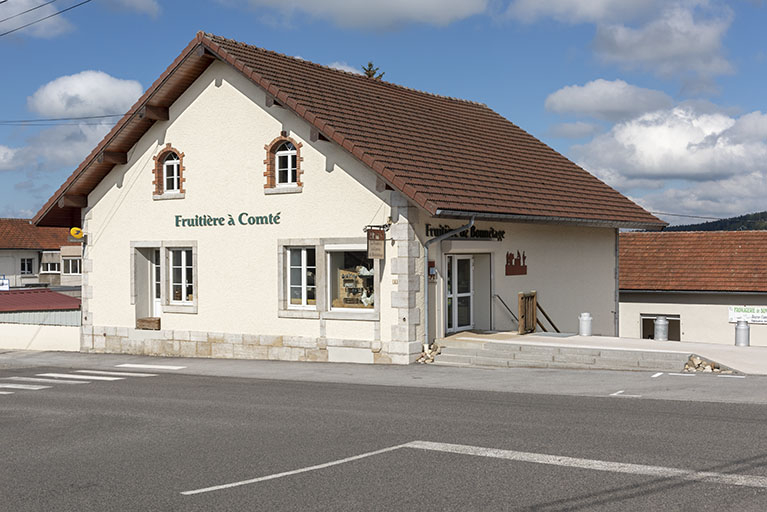 Façade antérieure, de trois quarts droite. © Sonia Dourlot / Région Bourgogne-Franche-Comté, Inventaire du patrimoine - 2019