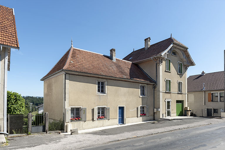 Façade antérieure, de trois quarts gauche. © Sonia Dourlot / Région Bourgogne-Franche-Comté, Inventaire du patrimoine - 2019