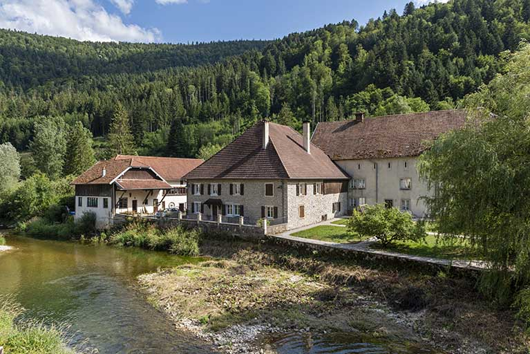 Vue d'ensemble rapprochée, depuis le nord-ouest. De gauche à droite : forge, maison et ferme. © Sonia Dourlot / Région Bourgogne-Franche-Comté, Inventaire du patrimoine - 2019