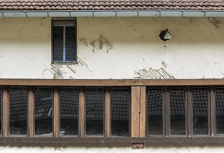 Forge (façade ouest) : fenêtres mutiples et lattis de plâtre. © Sonia Dourlot / Région Bourgogne-Franche-Comté, Inventaire du patrimoine - 2019