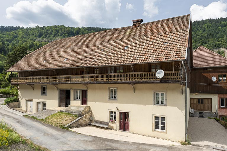 Ferme : façade antérieure, de trois quarts droite. © Sonia Dourlot / Région Bourgogne-Franche-Comté, Inventaire du patrimoine - 2019