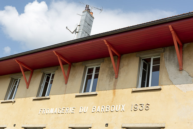 Inscription et date sur la façade est. © Sonia Dourlot / Région Bourgogne-Franche-Comté, Inventaire du patrimoine - 2019 Inscription et date sur la façade est. © Sonia Dourlot / Région Bourgogne-Franche-Comté, Inventaire du patrimoine - 2019
