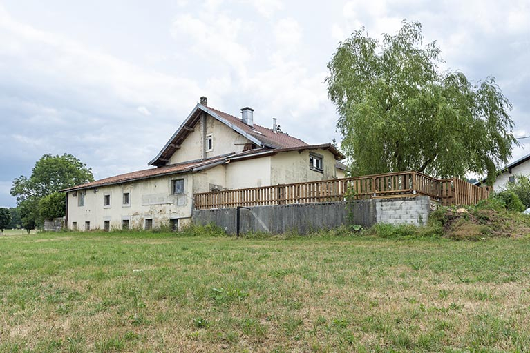Pièce d'affinage sur la façade postérieure, de trois quarts droite. © Sonia Dourlot / Région Bourgogne-Franche-Comté, Inventaire du patrimoine - 2019 Pièce d'affinage sur la façade postérieure, de trois quarts droite. © Sonia Dourlot / Région Bourgogne-Franche-Comté, Inventaire du patrimoine - 2019